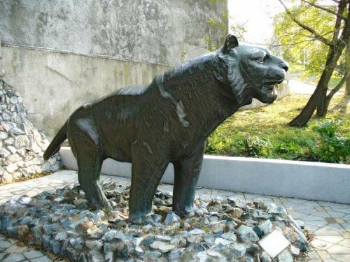 Памятник уссурийскому тигру (фото)